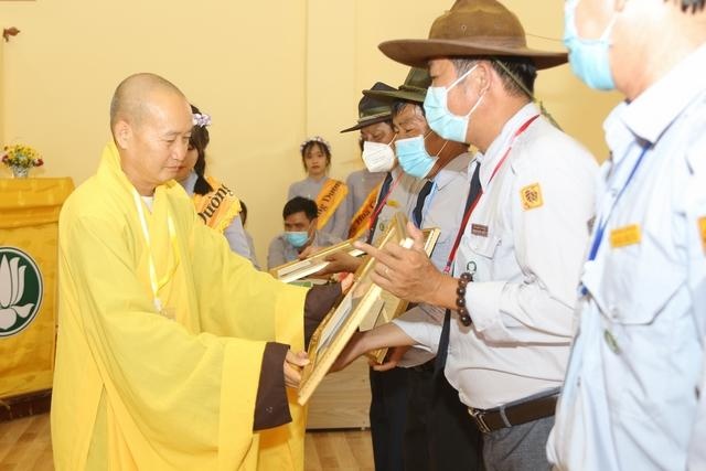 Thượng tọa Thích Chiếu Hiền, Trưởng ban Hướng dẫn Phật tử tỉnh trao bằng Tuyên dương công đức ghi nhận những đóng góp trong nhiệm kỳ của các cá nhân và tập thể Gia đình Phật tử Bà Rịa Vũng Tàu