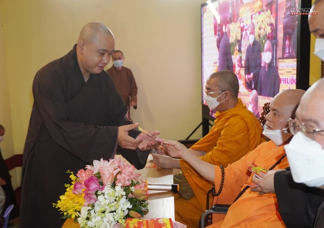 Chư tôn đức tặng lộc đầu năm