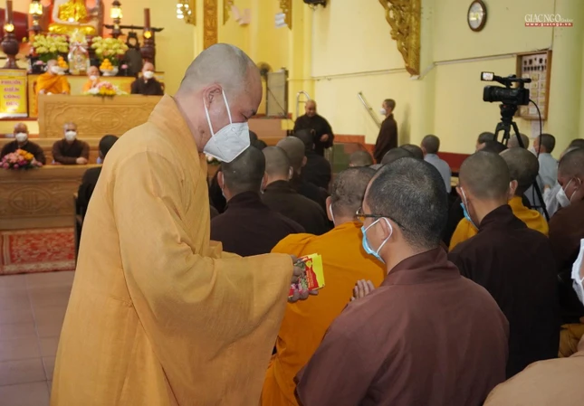 Tặng lộc đầu năm đến Tăng Ni giảng sinh Lớp Cao - Trung cấp giảng sư