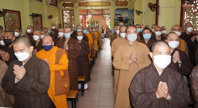 Chư Tăng Ni khóa X, XI tham dự họp mặt