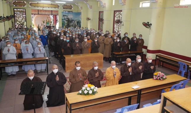 Đại đức Thích Trí Huệ đại diện bộ phận văn phòng, Tăng Ni giảng sinh tác bạch khánh tuế đến chư tôn đức Ban Tổ chức đào tạo Cao Trung cấp giảng sư