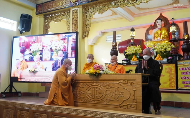 Đại đức Thích Trí Huệ đại diện chư tôn đức dâng cúng dường đến chư tôn đức