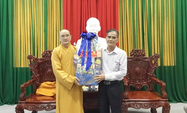 Thượng tọa Thích Lệ Lạc đại diện chư tôn đức Phật giáo tỉnh Vĩnh Long trao quà cảm ơn đến lãnh đạo Ủy ban Nhân dân tỉnh Vĩnh Long do ông Lê Quang Trung, Phó Chủ tịch Thường trực Ủy ban Nhân dân tỉnh đón nhận