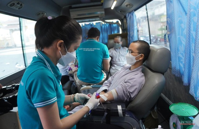 Sư cô Thích nữ Tuệ Tâm và Sư cô Thích nữ Nhuận Ngọc hiến máu