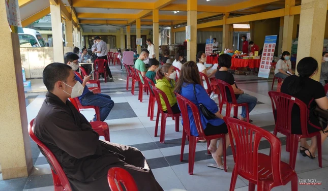 Chư tôn đức và Phật tử đợi khám sức khỏe để được hiến máu Chư tôn đức và Phật tử đợi khám sức khỏe để được hiến máu