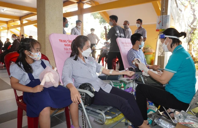 "Chị và em" cùng gieo niềm vui buổi sáng "Chị và em" cùng gieo niềm vui buổi sáng