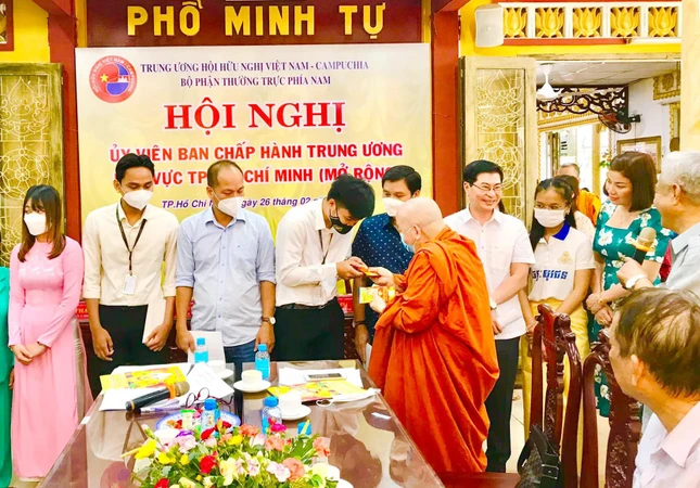 Hòa thượng Thích Thiện Tâm, trụ trì chùa Phổ Minh trao tặng 15 suất học bổng đến các sinh viên Hòa thượng Thích Thiện Tâm, trụ trì chùa Phổ Minh trao tặng 15 suất học bổng đến các sinh viên