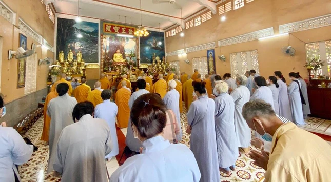 Khóa lễ tụng kinh tại Chánh điện Khóa lễ tụng kinh tại Chánh điện