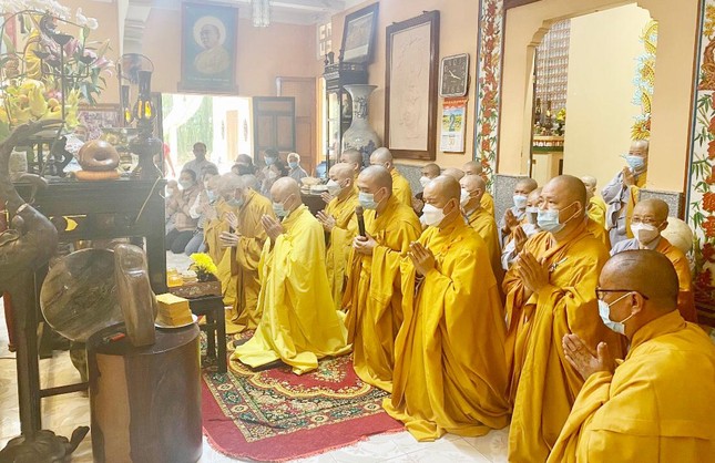 Môn hạ tổ đình tác pháp cúng dường