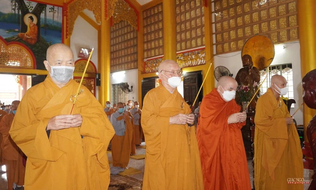 Chư tôn đức Ban Chứng minh GHPGVN quận Gò Vấp niêm hương Tam bảo Chư tôn đức Ban Chứng minh GHPGVN quận Gò Vấp niêm hương Tam bảo