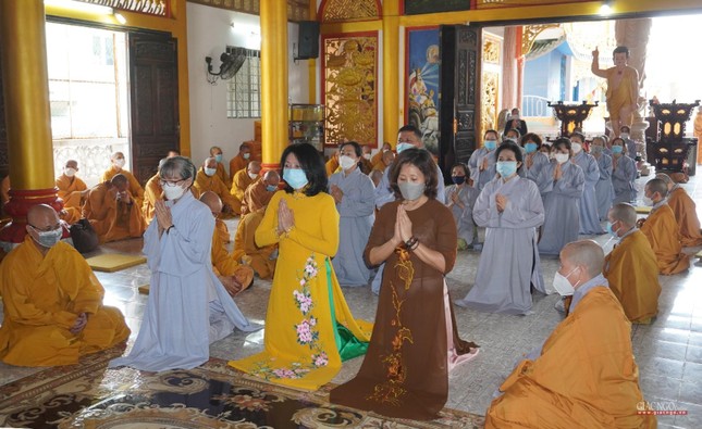 Phật tử thính giới Phật tử thính giới