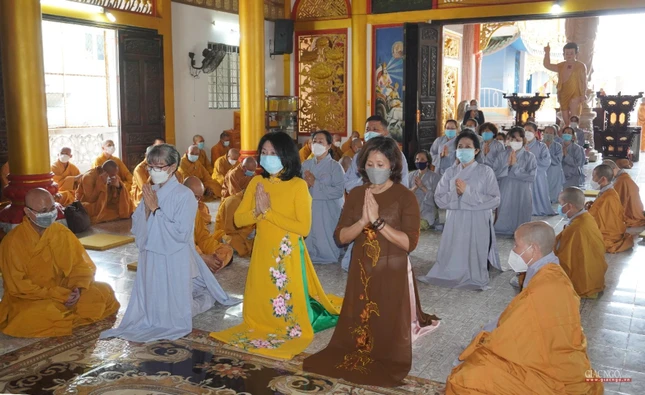 Phật tử thính giới Phật tử thính giới