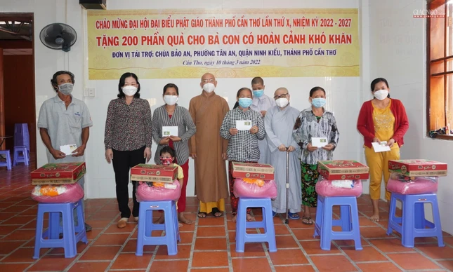 Thượng tọa Thích Bình Tâm, Phó Thường trực Ban Trị sự GHPGVN TP.Cần Thơ; Ni trưởng Thích nữ Trí Tiên, Trưởng ban Quản trị chùa Bảo An (quận Ninh Kiều) tặng 200 phần quà đến người dân
