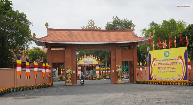 Panno chào mừng đại hội được thiết trí trên lối vào chùa