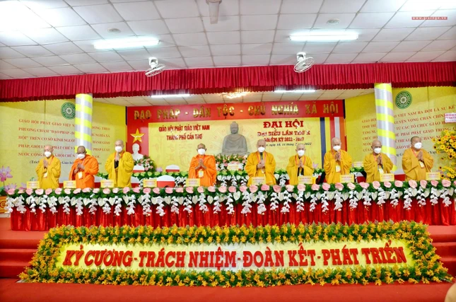 Nghi thức niệm Phật cầu gia hộ - Ảnh: Hoàng Chiến