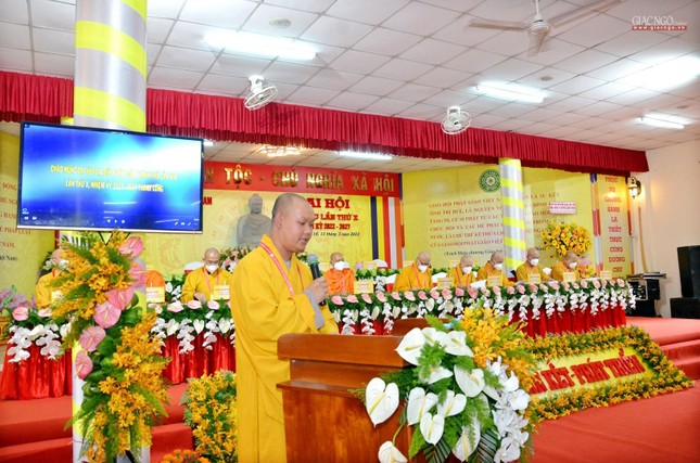 Đại đức Thích Thiện Hậu, Phó Thư ký kiêm Chánh Văn phòng Ban Trị sự GHPGVN TP.Cần Thơ dẫn chương trình - Ảnh: Hoàng Chiến