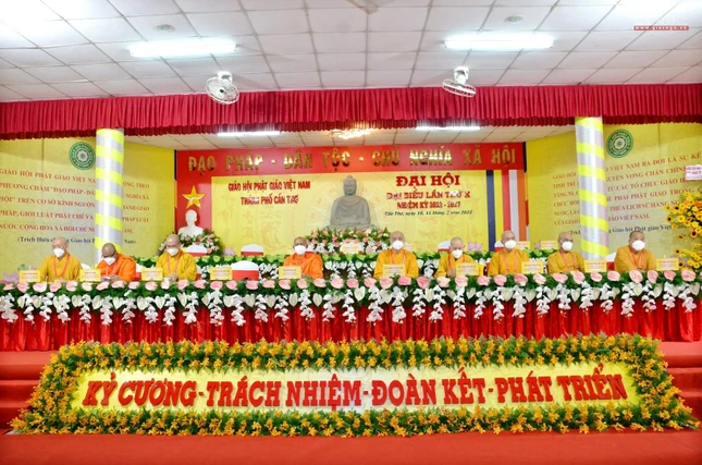 Chư tôn đức Chủ tọa đoàn - Ảnh: Hoàng Chiến