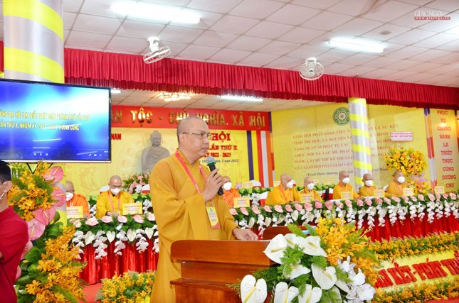 Thượng tọa Thích Minh Phú cung thỉnh Ban Chứng minh, Chủ tọa, Ban Thư ký, Ban Kiểm soát điều hành đại hội - Ảnh: Hoàng Chiến