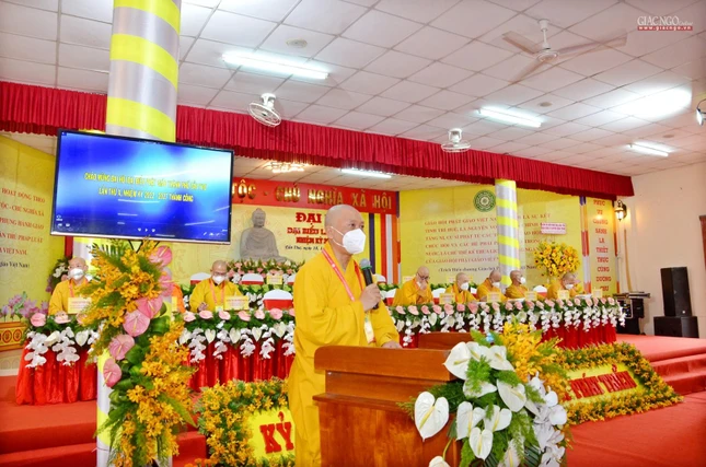 Đại đức Thích Thiện Hữu, Chánh Thư ký Ban Trị sự GHPGVN TP.Cần Thơ đọc tóm tắt dự thảo báo cáo Phật sự nhiệm kỳ 2017-2022 - Ảnh: Hoàng Chiến