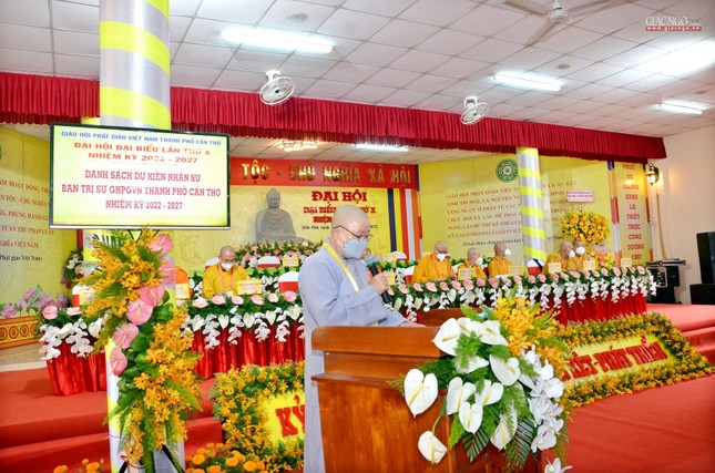 Ni sư Thích nữ Chơn Như, Ủy viên Thủ quỹ Ban Trị sự GHPGVN, Phó ban Từ thiện - Xã hội Phật giáo TP.Cần Thơ đọc tham luận - Ảnh: Hoàng Chiến