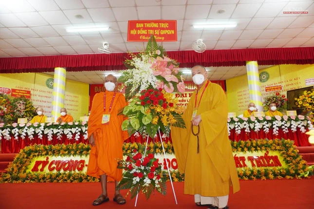 Hòa thượng Thích Thiện Pháp trao lẵng hoa chúc mừng đến Hòa thượng Đào Như