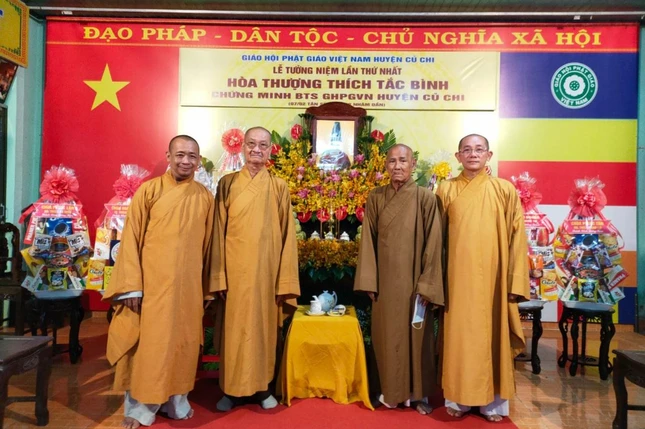 Hòa thượng Thích Huệ Văn cùng chư tôn đức tưởng niệm Hòa thượng Thích Tắc Bình