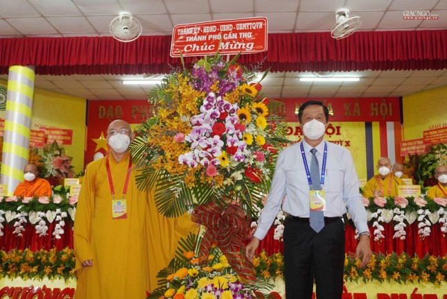 Thượng tọa Thích Bình Tâm đón nhận lẵng hoa chúc mừng của chính quyền TP.Cần Thơ
