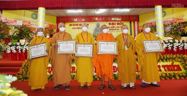 Hòa thượng Thích Thiện Pháp trao bằng Tuyên dương công đức của Hội đồng Trị sự đến chư tôn đức Phật giáo Cần Thơ