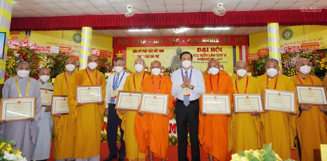 Nhận Bằng khen của Ủy ban Nhân TP.Cần Thơ