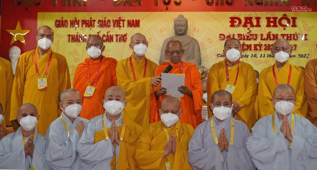 Hòa thượng Đào Như tân Trưởng ban Trị sự GHPGVN TP.Cần Thơ nhiệm kỳ 2022-2027 đại diện cho Ban Trị sự phát biểu nhận nhiệm vụ