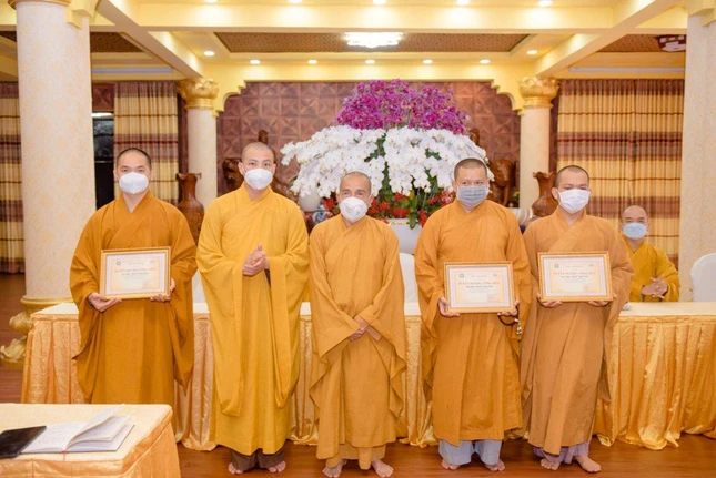 Hòa Thích Minh Hiền đã trao bằng công đức của Trưởng lão Hòa thượng Viện chủ gởi tri ân Ban Chủ nhiệm và Ban Giáo thọ - Ảnh: Đăng Huy
