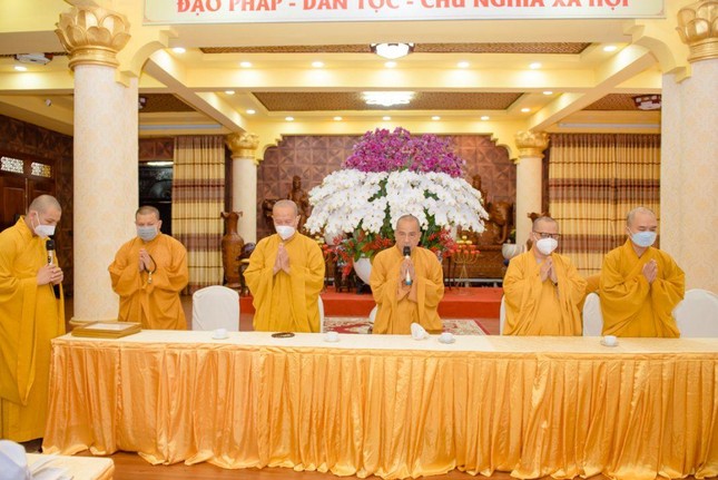 Chứng minh có Hòa thượng Thích Minh Hiền, Nguyên Trưởng Ban Trị sự GHPGVN quận 3; Thượng tọa Thích Phước Nghiêm, Phó Thường trực Ban Hướng dẫn Phật tử Trung ương; Đại đức Thích Thiện Châu, Phó Thường trực Ban Trị sự GHPGVN quận 3 - Ảnh: Đăng Huy Chứng minh có Hòa thượng Thích Minh Hiền, Nguyên Trưởng Ban Trị sự GHPGVN quận 3; Thượng tọa Thích Phước Nghiêm, Phó Thường trực Ban Hướng dẫn Phật tử Trung ương; Đại đức Thích Thiện Châu, Phó Thường trực Ban Trị sự GHPGVN quận 3 - Ảnh: Đăng Huy