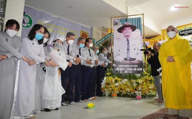 "Dây thân ái lan rộng muôn nhà. Tay sắp xa nhưng tim không xa..."