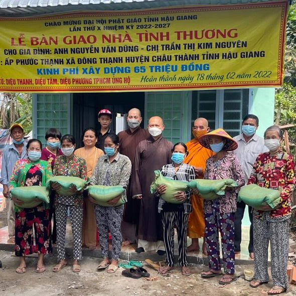 Trao 10 phần quà đến bà con khó khăn nơi đây