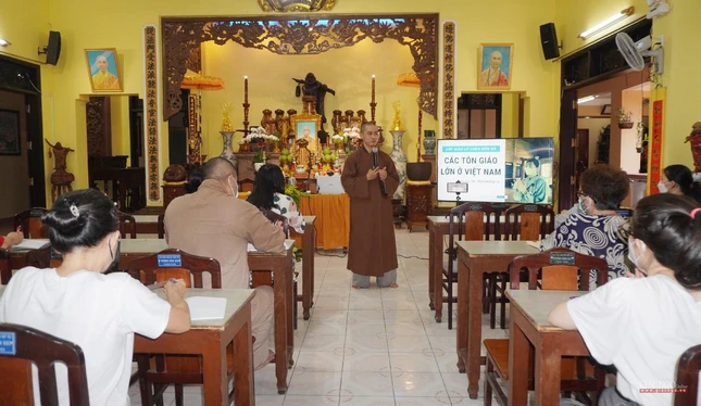 Đại đức Thích Không Tú hướng dẫn bài đầu tiên sau khai giảng