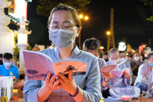 Tụng kinh - Ảnh: C.An Lạc