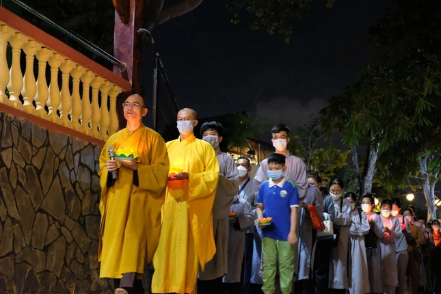 Thiền hành - Ảnh: C.An lạc