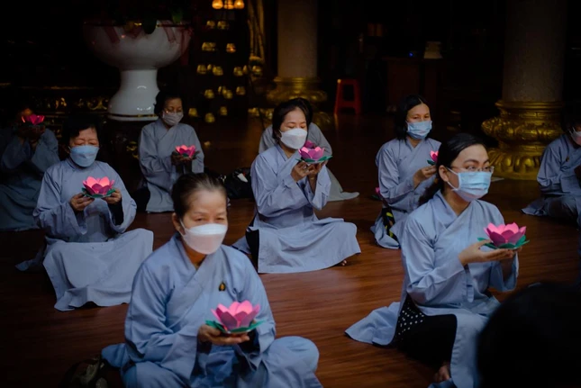 Nguyện học hạnh Bồ-tát biết lắng nghe sâu cho đời bớt khổ