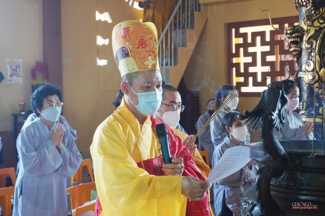 Đại đức Thích Minh Duyên thực hiện nghi thức khai đàn