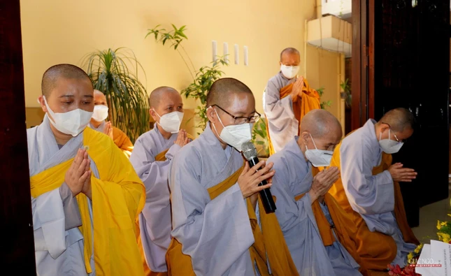 Môn đồ đệ tử tác bạch cúng dường trai Tăng tại Tổ đường