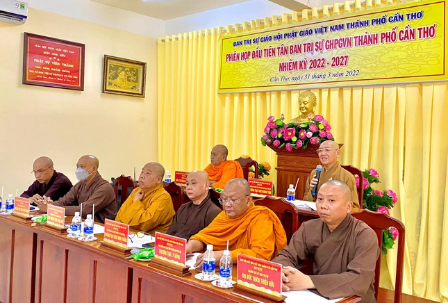 Thương tọa Thích Bình Tâm, Phó Thường trực Ban Trị sự GHPGVN TP.Cần Thơ phát biểu tại phiên họp