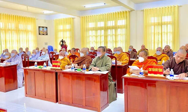 Chư tôn đức thành viên Ban Trị sự GHPGVN TP.Cần Thơ tham dự phiên họp