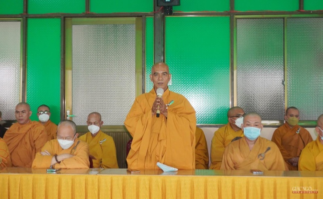 Thượng tọa Thích Thiện Hành, Trưởng ban Từ thiện xã hội huyện kêu gọi các tự viện chung tay đóng góp vào các chương trình tặng quà chào mừng Phật đản