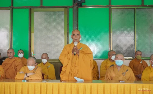 Thượng tọa Thích Thiện Hành, Trưởng ban Từ thiện xã hội huyện kêu gọi các tự viện chung tay đóng góp vào các chương trình tặng quà chào mừng Phật đản