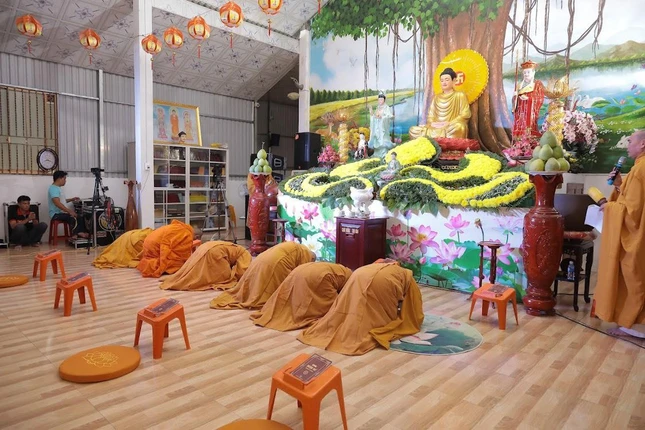 Chư tôn đức chứng minh đảnh lễ Tam bảo