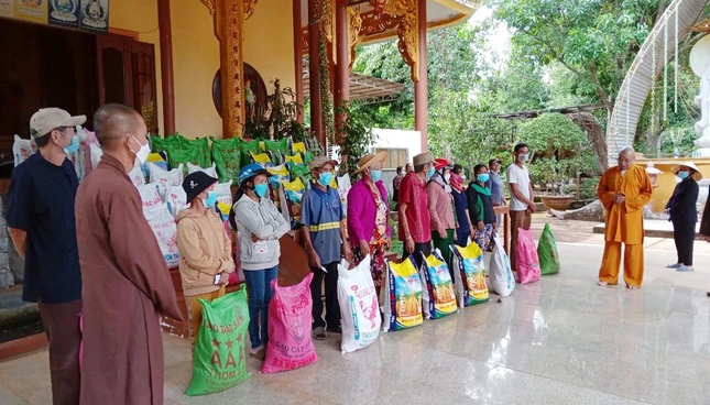 Thượng tọa Thích Đồng Tấn phát biểu chia sẻ trước khi tặng quà đến người dân - Ảnh: PGHBĐ