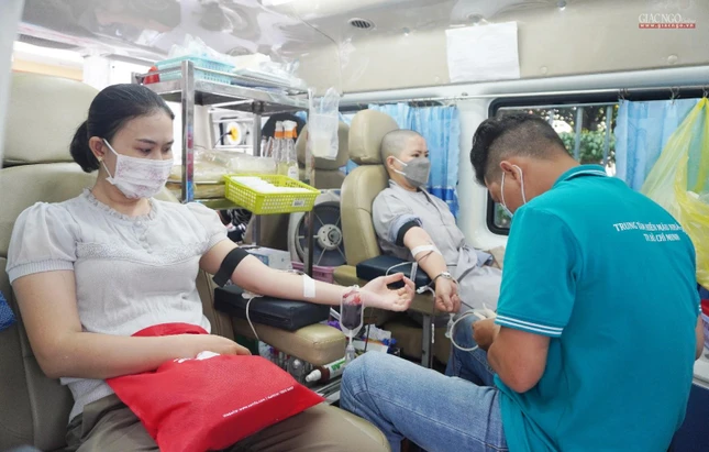 Chư Ni và Phật tử các chùa trong khu vực phường 9, quận 10 đến chùa Ấn Quang tham gia hiến máu