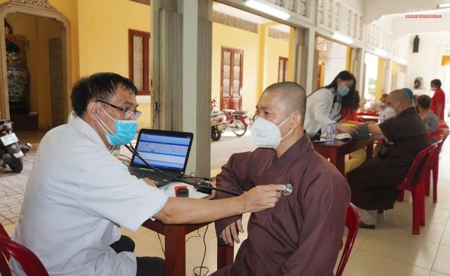 Đại đức Thích Đồng Hạnh từ chùa Đức Quang (quận 4) kiểm tra sức khỏe trước khi hiến máu