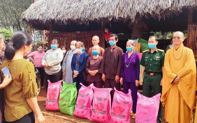 Tặng 150 phần quà đến người dân tại chùa Thanh Phước A Lan Nhã (xã Phước Sơn) - Ảnh: PGHBĐ