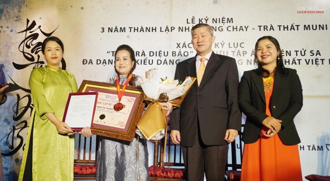 Đại diện Tổ chức kỷ lục Việt Nam trao xác lập đến bà Ngô Thị Thanh Tâm